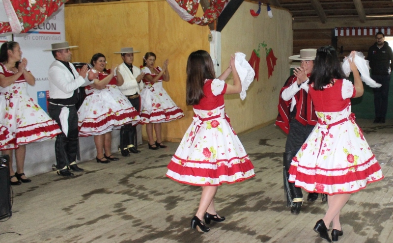 Conjunto Folclórico Copihues Rojos mejoraron vestimentas con programa del  FOSIS